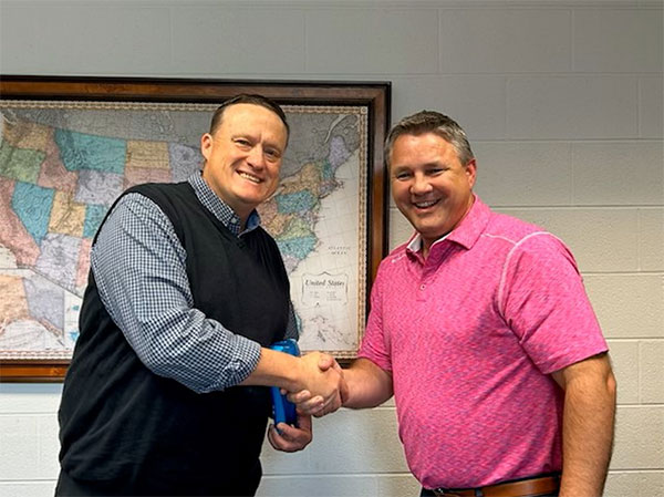 SCMA President Awarding the 2024 Chairman Award